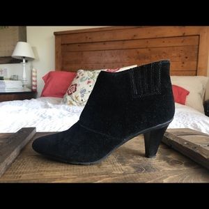 Kenneth Cole Reaction black suede booties